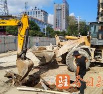 www.日逼.com高温下的坚守｜道路建设者用汗水铺就畅通路